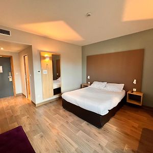 Großes Zimmer mit Kingsize-Bett