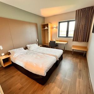 Großes Zimmer mit zwei Einzelbetten